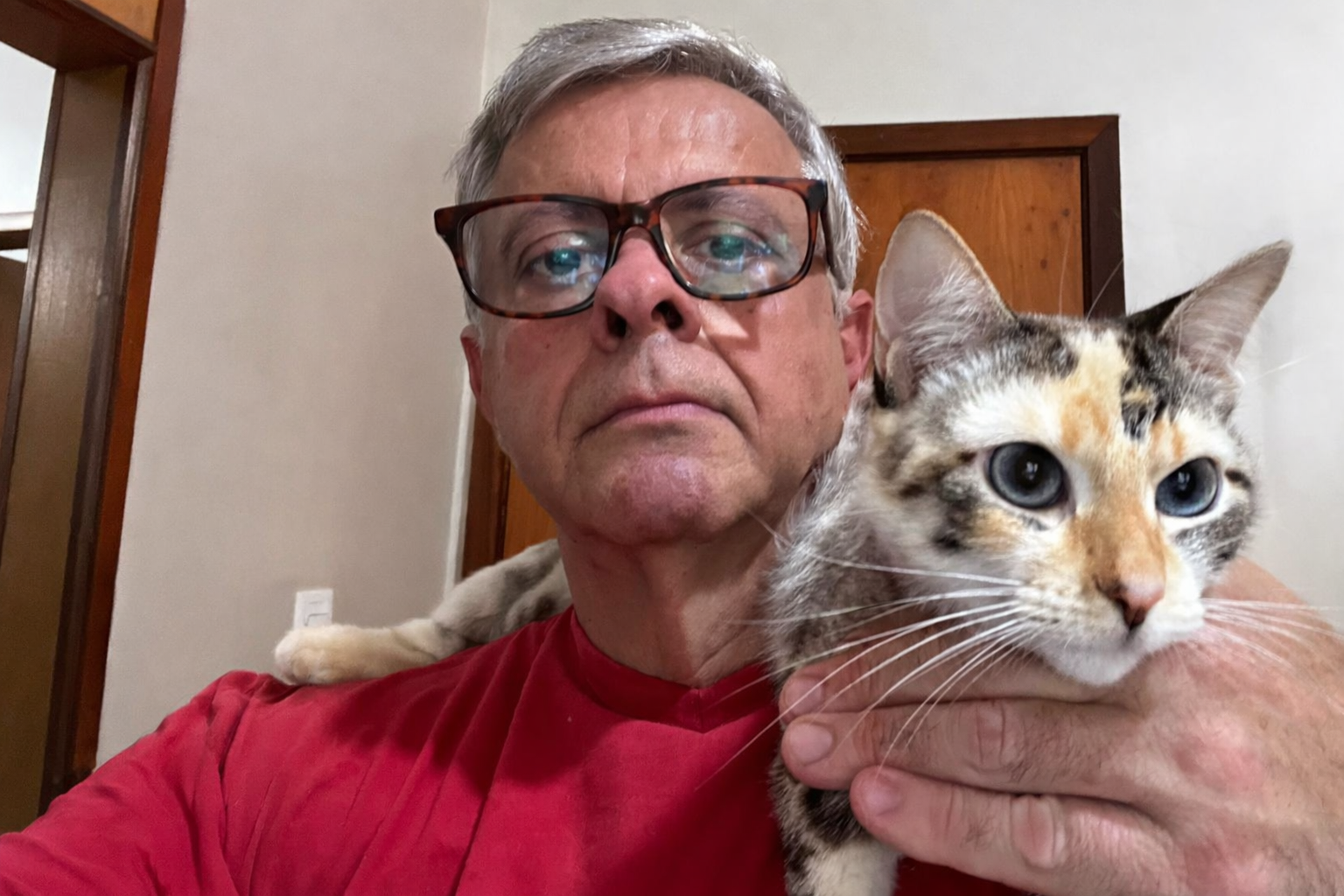 Nelson Castanheira Júnior com seu gato de rua adotado
